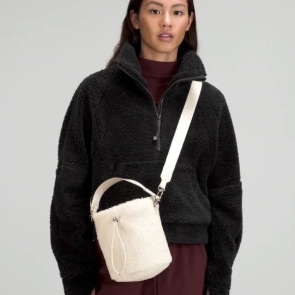 Lululemon New Year Crossbody Fleece Bucket Bag 2.5L White Opal - Picture 1 of 11